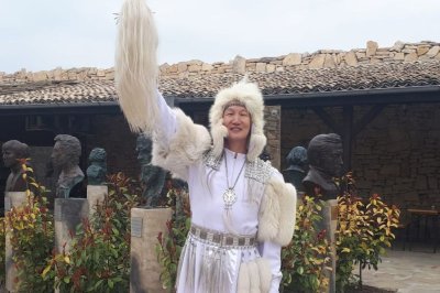 Артист Дмитрий Артемьев выступил на сербском телевидении с ритуальным танцем шамана