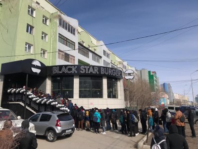 Якутяне выстроились в огромную очередь за бургерами от Тимати (ФОТО/ВИДЕО)