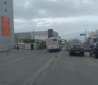 В Якутске наказан водитель автобуса. Опасное нарушение ПДД попало в соцсети / ЯСИА Якутск Якутск Республика Саха (Якутия)