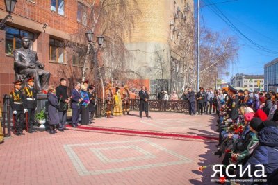 Якутяне возложили цветы к памятнику Никифорова-Кюлюмнюра / ЯСИА  Алданский Республика Саха (Якутия)