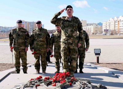 Росгвардейцы почтили память героев Великой Победы / ЯСИА   