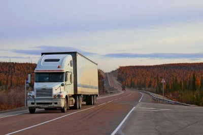 На федеральных автодорогах вводятся весовые ограничения для большегрузов / ЯСИА   