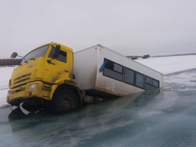 В Черском под воду провалились три грузовика
