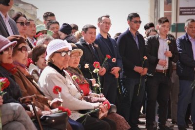 В Якутске возложили цветы к памятнику Василию Никифорову-Кюлюмнюр / Дьулустаан Сергеев Якутск Якутск Республика Саха (Якутия)