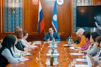 Айсен Николаев провел встречу с лидерами женских общественных организаций республики