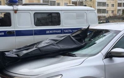 В 202 микрорайоне Якутска человек разбился насмерть, упав на припаркованный автомобиль / Артемий Грошев Якутск Якутск Республика Саха (Якутия)