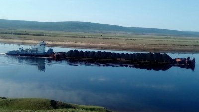 Флот Ленского пароходства работает по завозу грузов на малые реки
