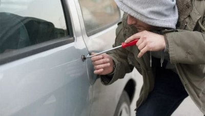 В Нерюнгри пьяные парни угнали автомобиль без аккумулятора