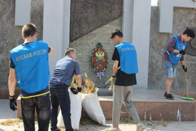 В Якутске добровольцы навели порядок у мемориала «Солдат Туймаады»  / ЯСИА Якутск Якутск Республика Саха (Якутия)