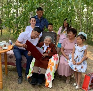 В Усть-Алданском улусе со 100-летием поздравили Ульяну Пестрякову