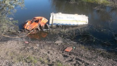 Автоцистерна с водой упала в водоем / ЯСИА   