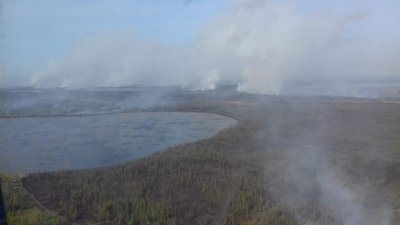 70 человек продолжают борьбу с природным пожаром возле села Эбях / Аркадий Васильев   