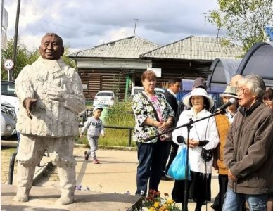 ФОТОФАКТ. В Вилюйске появился памятник «Дорообо» («Здравствуй») / ЯСИА  Вилюйский 