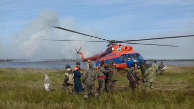 В село Эбях направлены дополнительные силы для борьбы с природным пожаром / Аркадий Васильев   