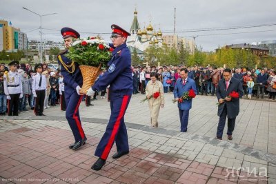 Жители Якутска возложили цветы к памятнику Петру Бекетову / Иван Евсеев Якутск Якутск Республика Саха (Якутия)