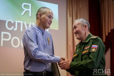 Якутянина наградили медалью Минобороны РФ за участие в военных маневрах «Восток-2018» / Дьулус Борочков   Республика Саха (Якутия)