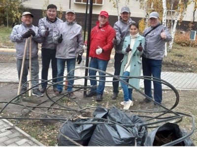 Активисты ОНФ провели субботник в сквере Тружеников тыла в Якутске / ЯСИА Якутск Якутск Республика Саха (Якутия)