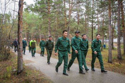 Лесничие в свой праздник посадили саженцы в Парке культуры и отдыха Якутска / Дьулустаан Сергеев Якутск Якутск Республика Саха (Якутия)