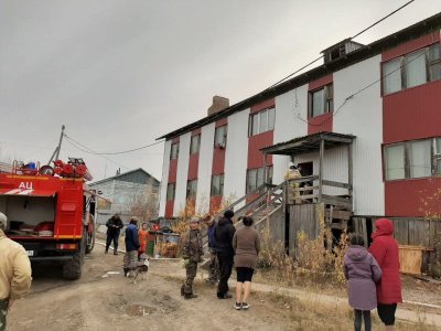 В Жиганске из горящего дома эвакуировали восемь человек / ЯСИА  Жиганский Республика Саха (Якутия)