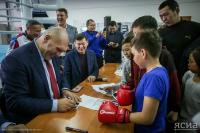 Face to face. Николай Валуев встретился с якутскими боксерами