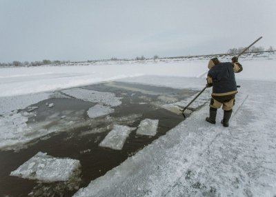 ВИДЕОФАКТ. Традиция. Житель Усть-Алданского улуса Якутии начал заготавливать лед для домашних нужд