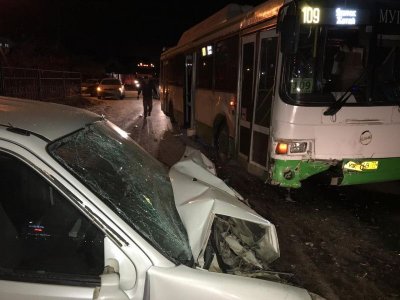 В Жатае легковой автомобиль столкнулся с автобусом. Есть пострадавшие