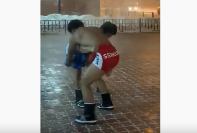 ВИДЕОФАКТ. Корейские спортсмены показали национальную борьбу ссирым на морозе в Якутске
