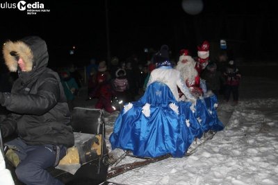 Дед Мороз и Снегурочка на «Буране» приехали в Черский