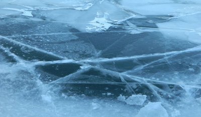 В Жиганский район, где под лед ушли два большегруза, вылетели спасатели