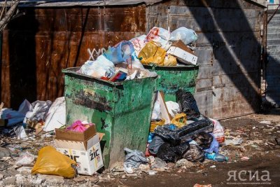 Скопление мусора на Свердлова в Якутске является несанкционированной свалкой