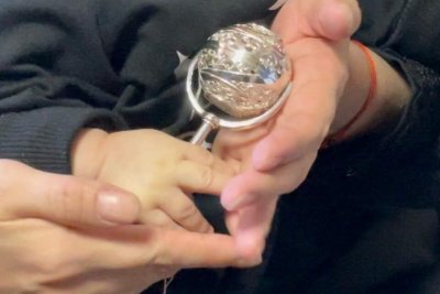 В Амгинском районе первому ребенку столетия ЯАССР подарили серебряную погремушку