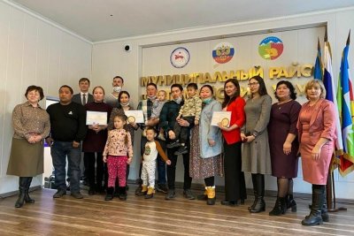 Молодым семьям Усть-Майского района Якутии вручили сертификаты на жилье