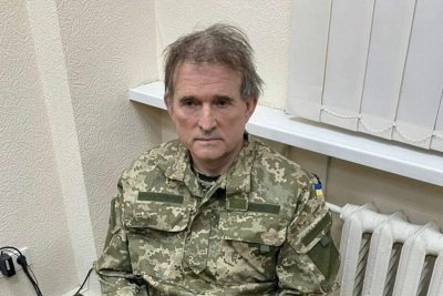 Зеленский опубликовал фото Медведчука в наручниках