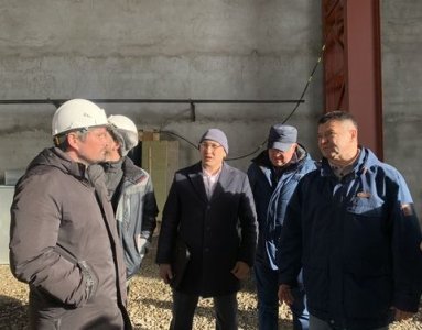 Премьер Якутии оценил ход строительства Жатайской судоверфи