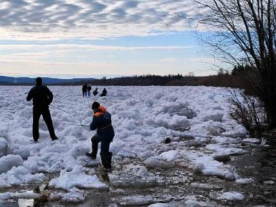 Спасатели спасли четверых детей со льдины