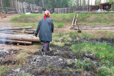 Сжигание сухой травы стало причиной возгорания во дворе дома в Ленске