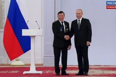 Путин вручил жителю Сунтарского улуса Якутии медаль «Герой Труда Российской Федерации»
