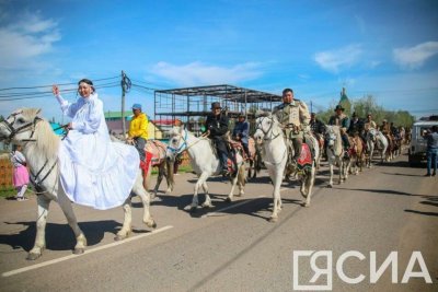 100 всадников вышли на конное шествие в Верхневилюйске