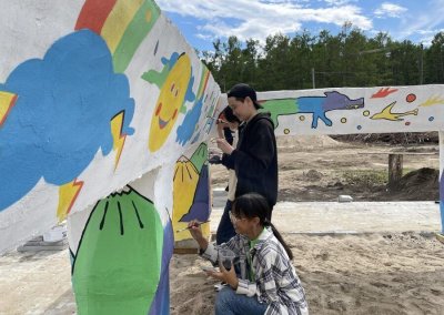 В Верхневилюйске дети расписали балки новой детской площадки на сваях