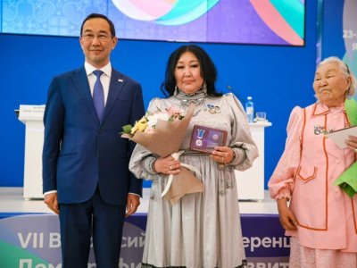 Уникальной многодетной семье вручил награды глава Якутии