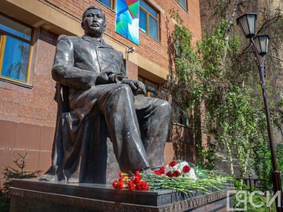 В День национальной печати в Якутии возложили цветы к памятнику Василию Никифорову-Кюлюмнюру