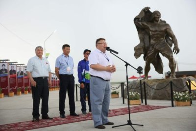 В Усть-Алданском районе Якутии открыли новый стадион и памятник легендарному силачу