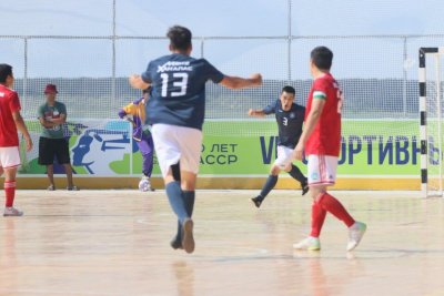 Мегино-Кангаласский и Ленский районы выиграли утренние матчи по мини-футболу