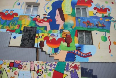 Мурал «Дорогой добра» украсил жилой дом в Якутске