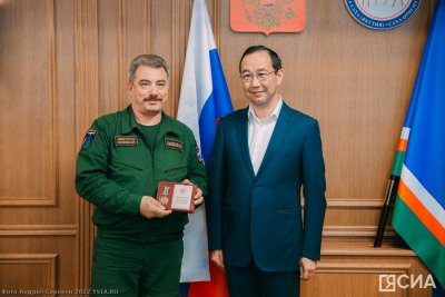 Глава Якутии наградил сотрудников Авиалесоохраны юбилейным знаком «100 лет Якутской АССР»