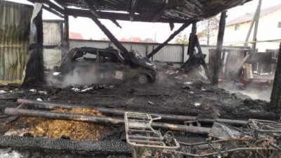 Частный дом и гараж с автомобилями сгорели в Намском районе Якутии