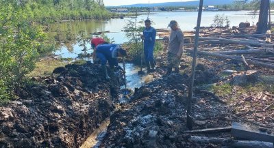 Бойцы студотряда провели работы по отведению воды с затопленных территорий в Верхоянском улусе