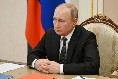 Путин поручил разработать новые меры для повышения рождаемости
