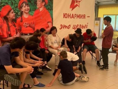 Министр образования Якутии встретилась в «Орленке» с детьми из пострадавших от паводков районов