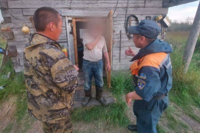 В Якутии спасатели эвакуировали мужчину из зоны лесного пожара